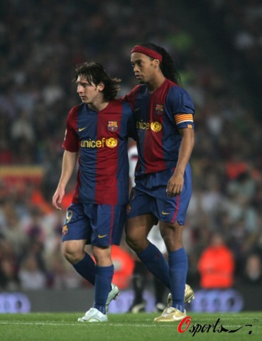 彻底爆发！勇士全队集体抗议裁判，库里遭对手恶意拉扯触犯规则令人气愤